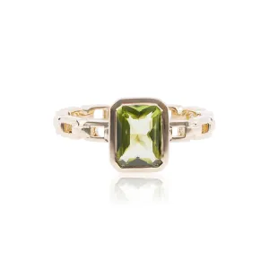 18K YELLOW GOLD BEZEL-SET CUSHION PERIDOT CHAIN-STYLE COCKTAIL RING